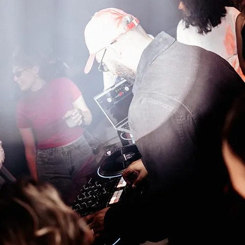 Hercules DJControl T10 tocando en vivo en una fiesta