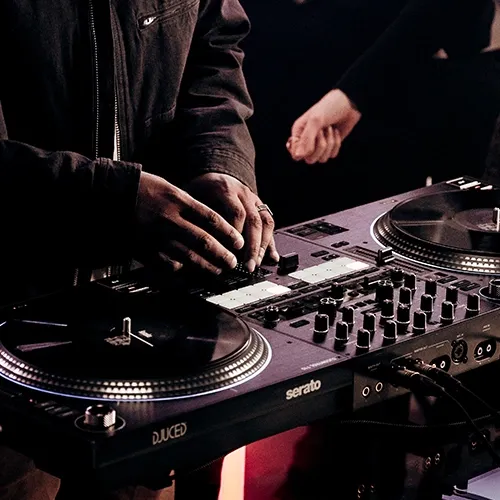 DJ haciendo scratch en el Hercules DJControl T10 con Serato DJ Pro