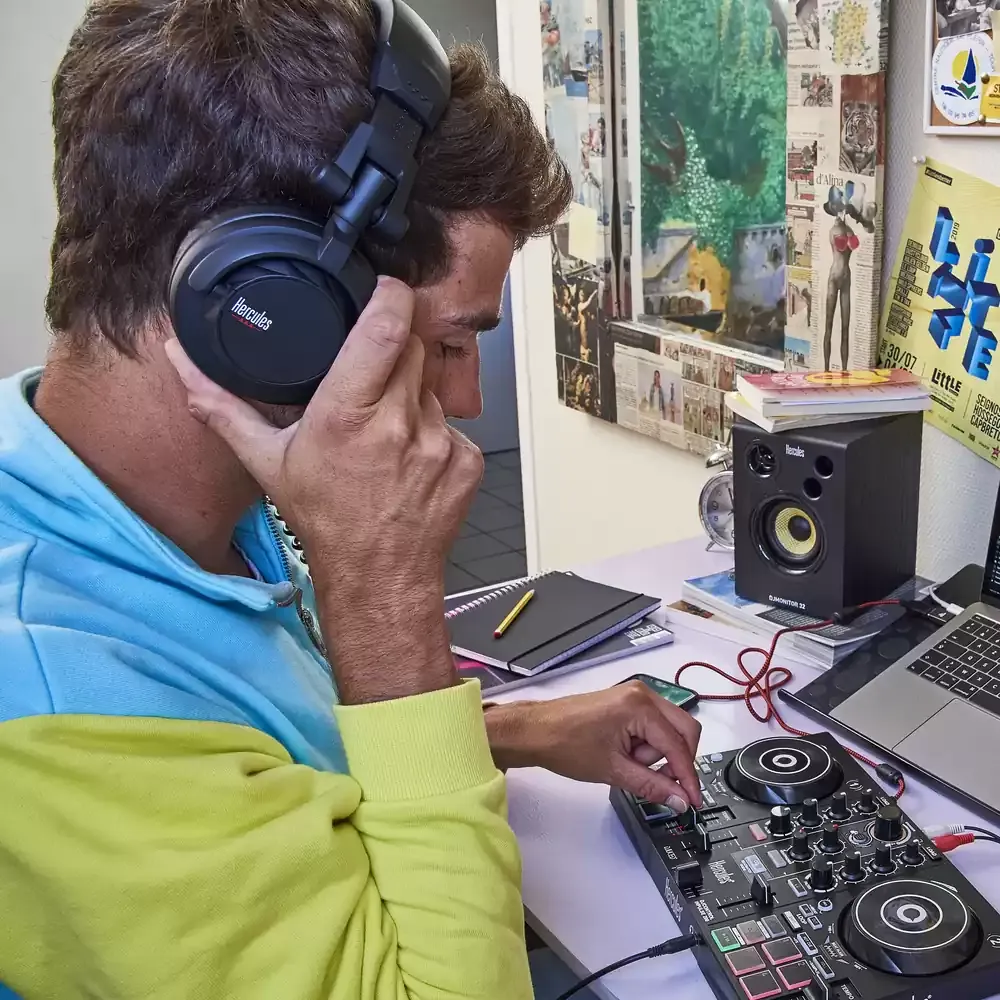 DJ usando los Hercules HDP DJ45 con un controlador