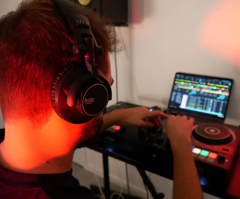 Hercules HDP DJ60 en uso en una cabina DJ
