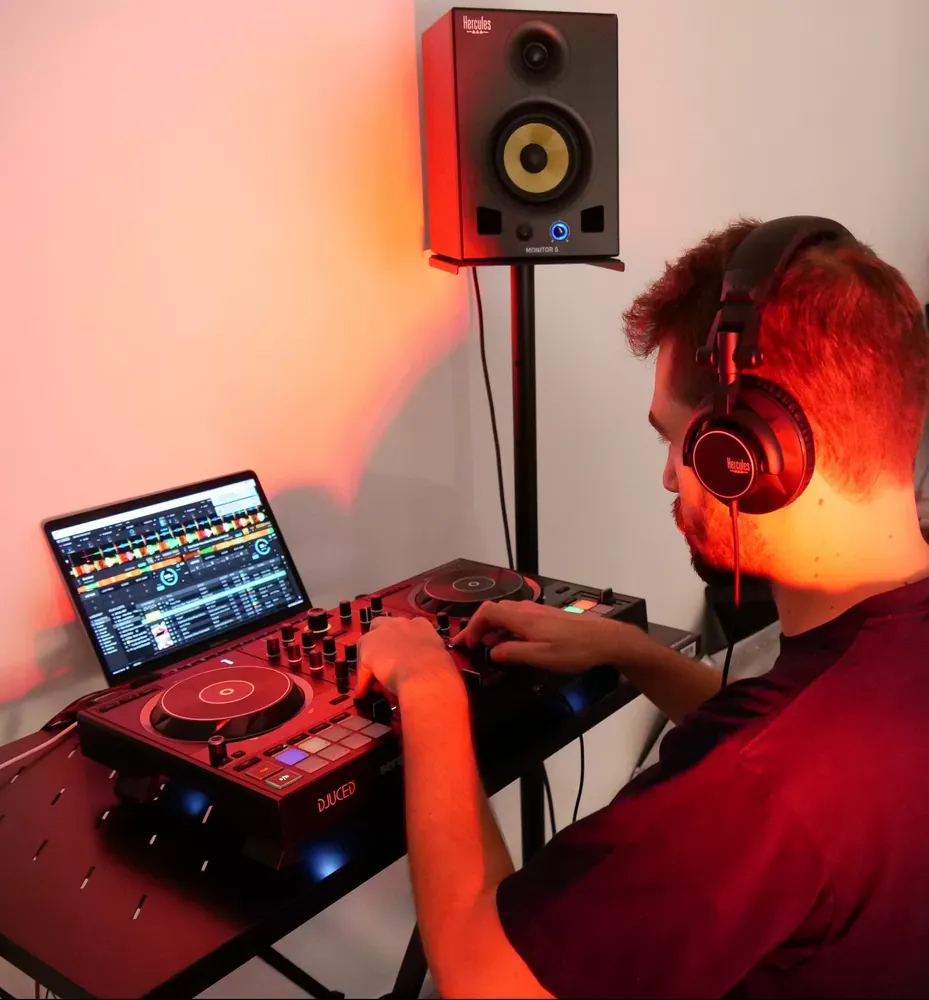 DJ mezclando con los Hercules HDP DJ60 y una laptop