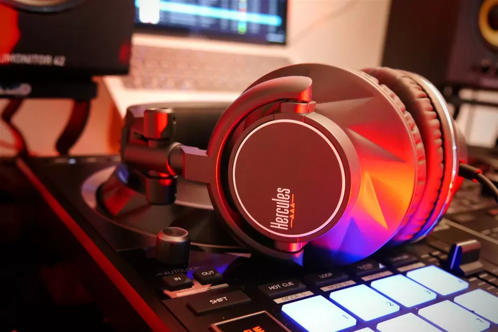 Hercules HDP DJ60 apoyados sobre un controlador DJ