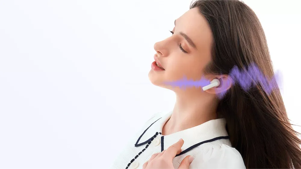 Mujer escuchando con los HONOR X7 Lite blancos y la cancelación de ruido activa