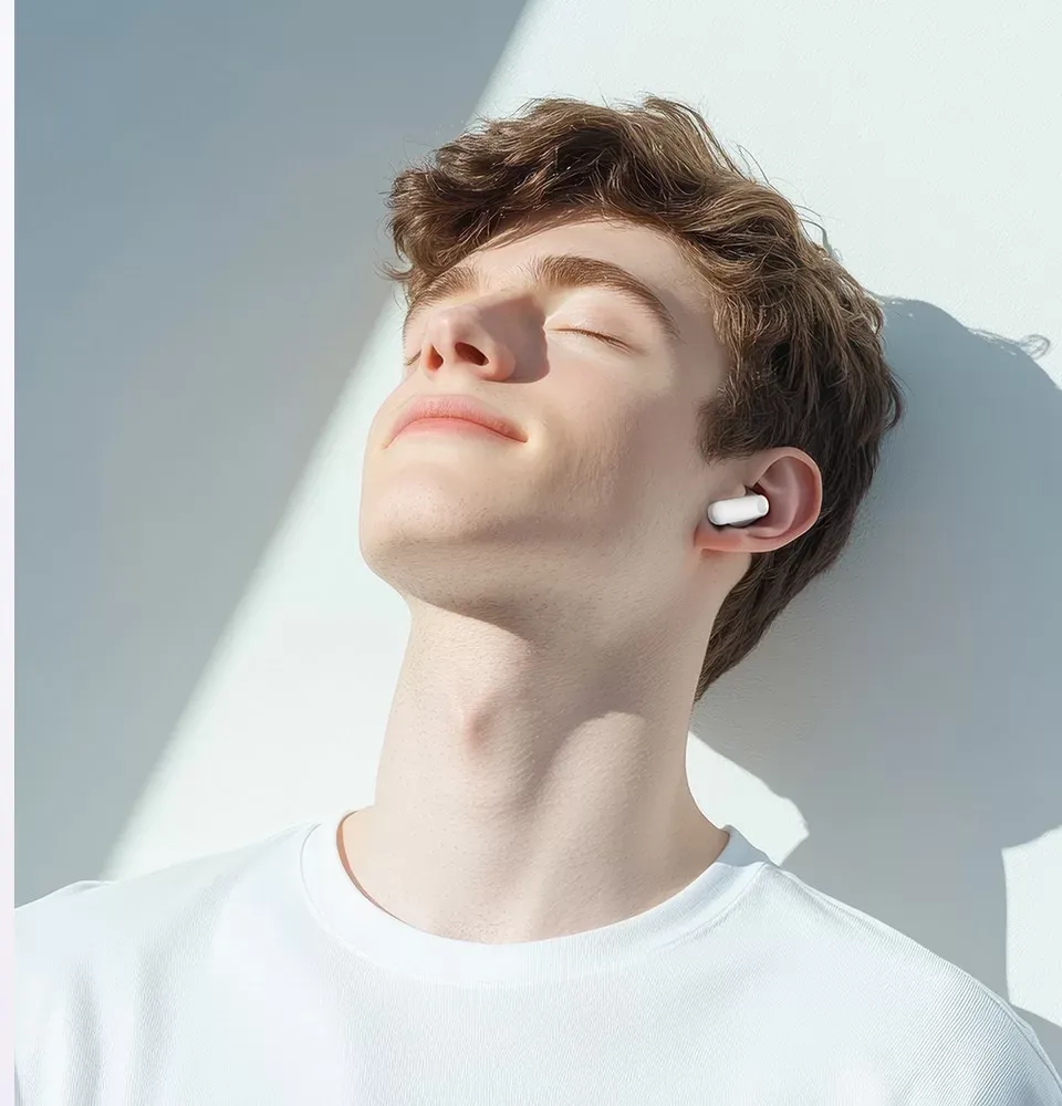Hombre escuchando música con los HONOR X7e Active blancos