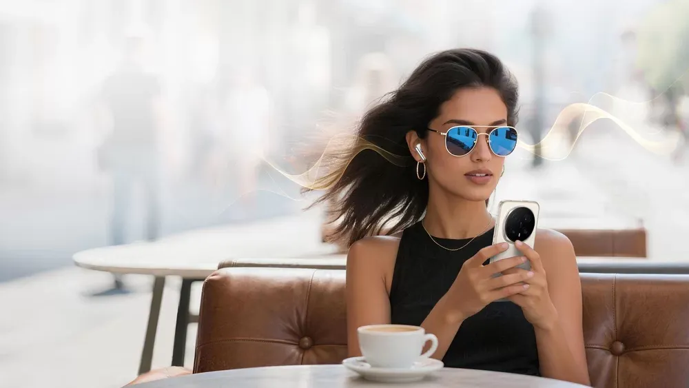 Mujer en una llamada con los HONOR Earbuds 4
