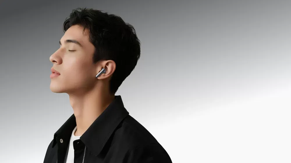 HONOR Earbuds 4 negros puestos
