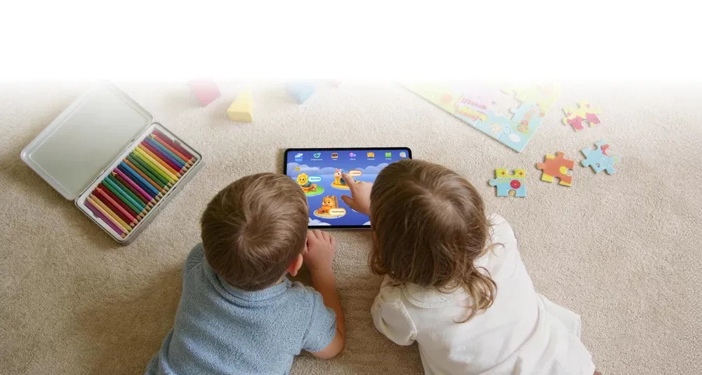 HONOR Pad X9b Max usada por niños para estudiar y jugar