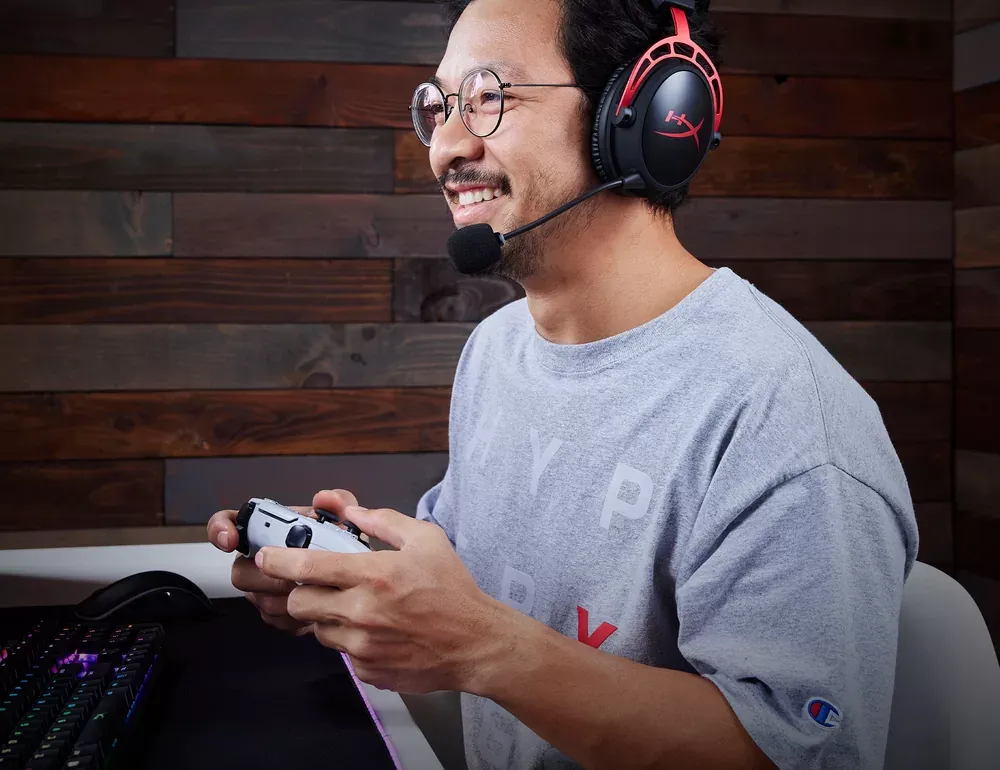 Persona usando los audífonos HyperX Cloud Alpha Wireless