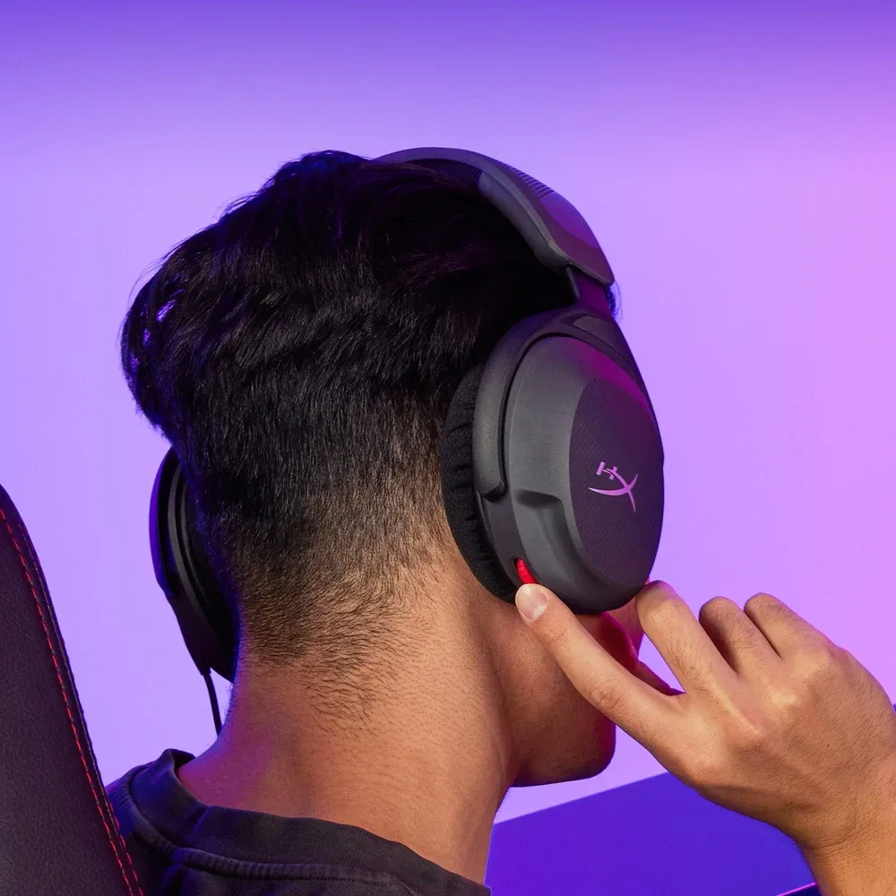 Jugador ajustando el volumen en la copa del HyperX Cloud Stinger 2 Core