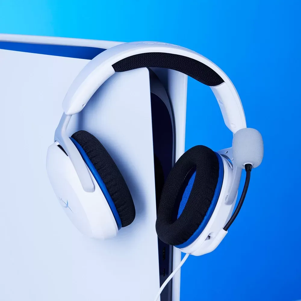 HyperX Cloud Stinger 2 Core blanco colgado de un soporte de escritorio