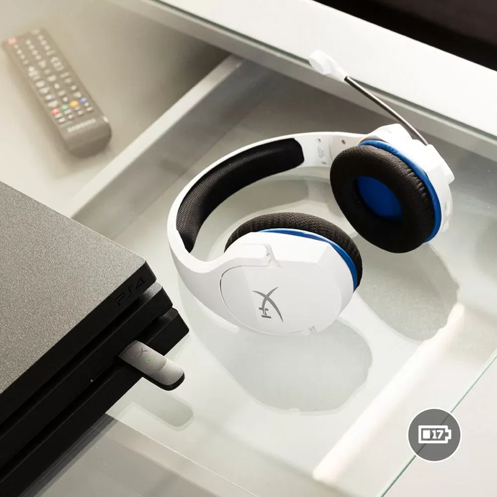 HyperX Cloud Stinger Core Wireless con su adaptador conectado a una consola PlayStation