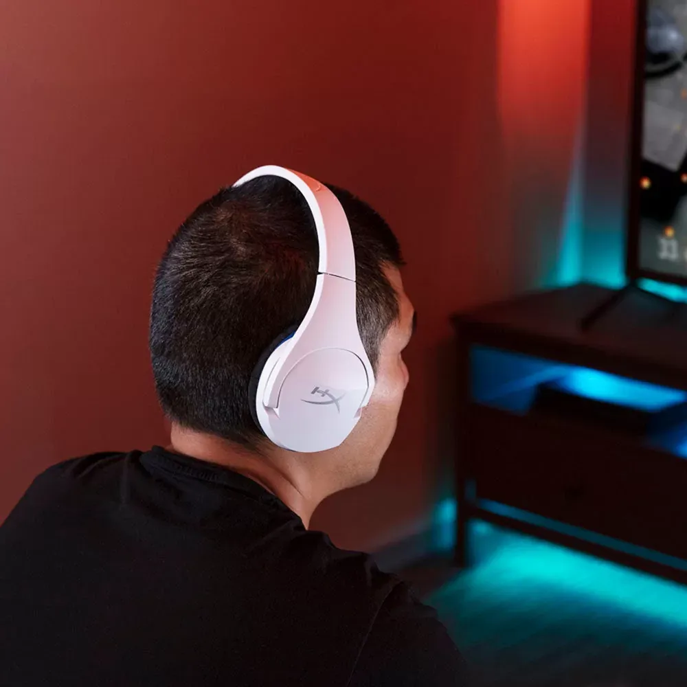 Persona jugando en consola con el HyperX Cloud Stinger Core Wireless