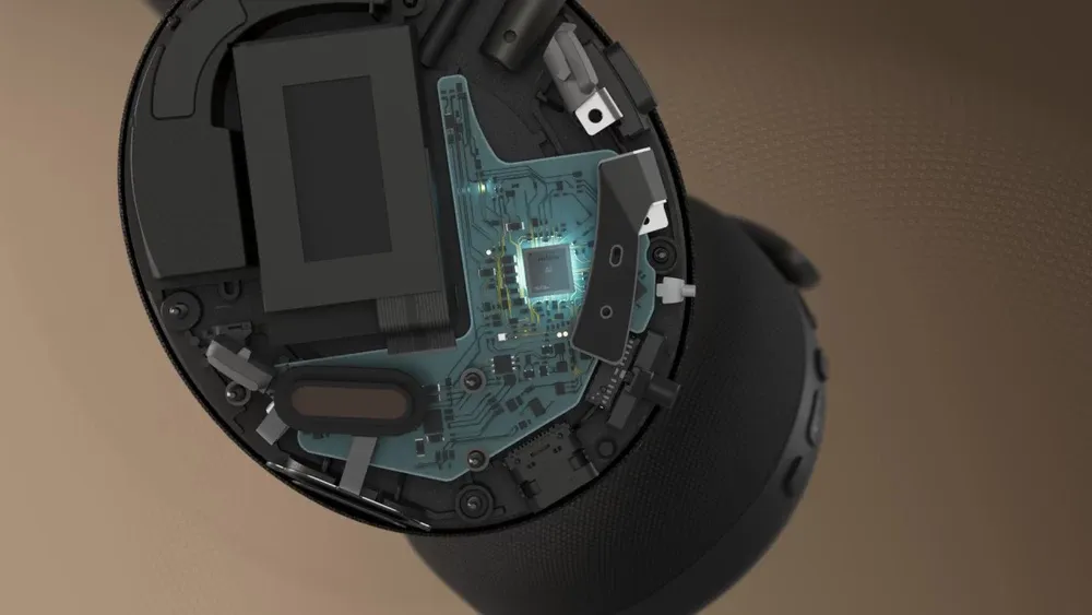 Interior del Jabra Evolve3 75 con su chip