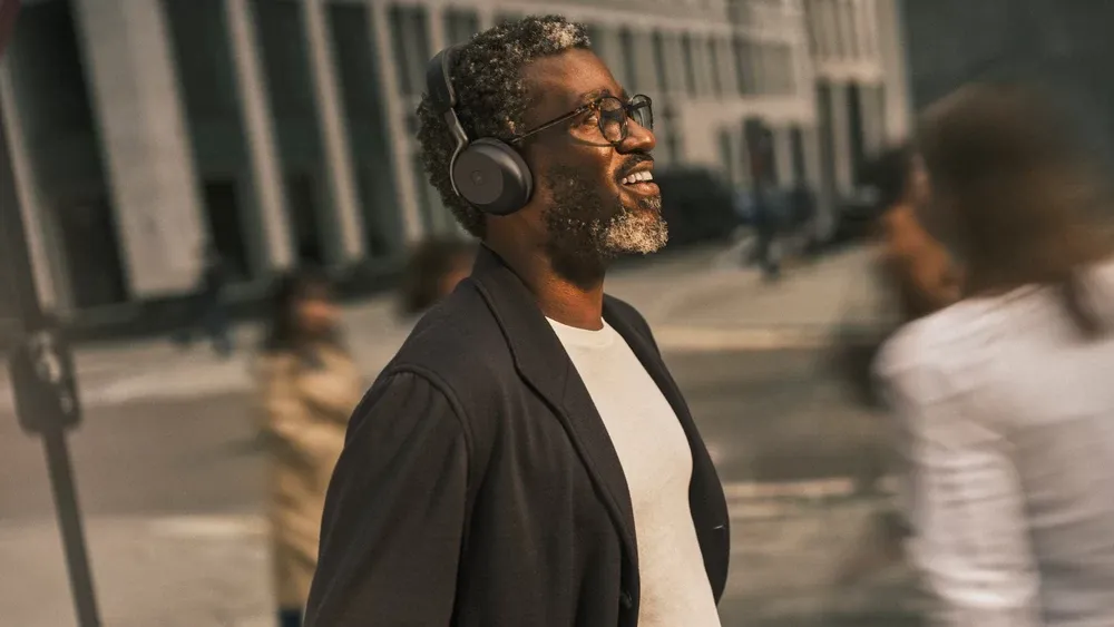 Hombre caminando por la ciudad con los Jabra Evolve3 75 negros