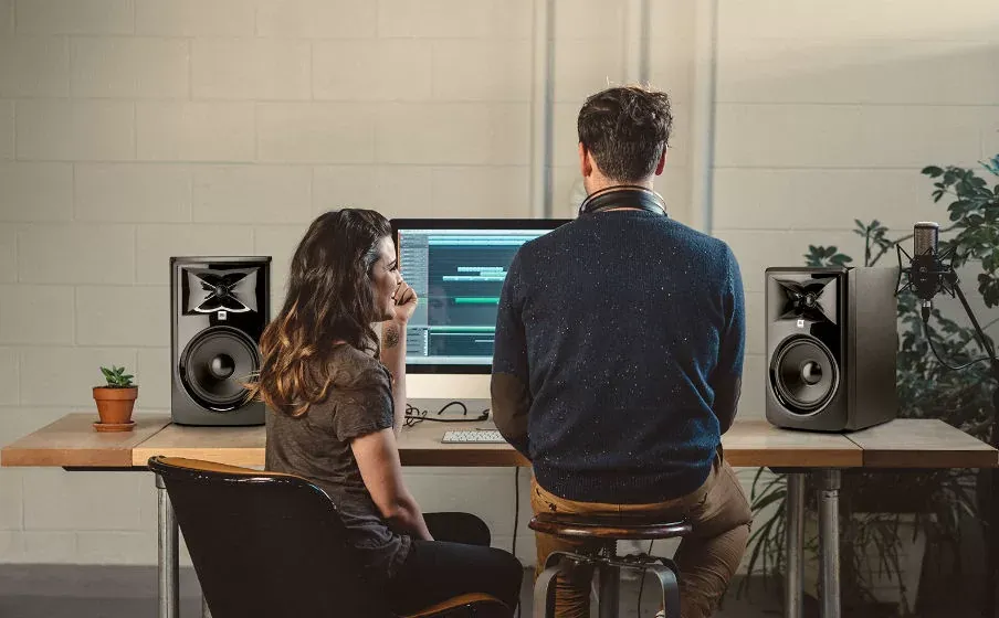 Monitores JBL 3 Series MkII en un home studio