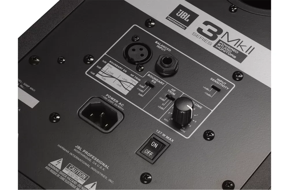 Panel trasero del JBL 3 Series MkII con Boundary EQ, HF Trim y entradas