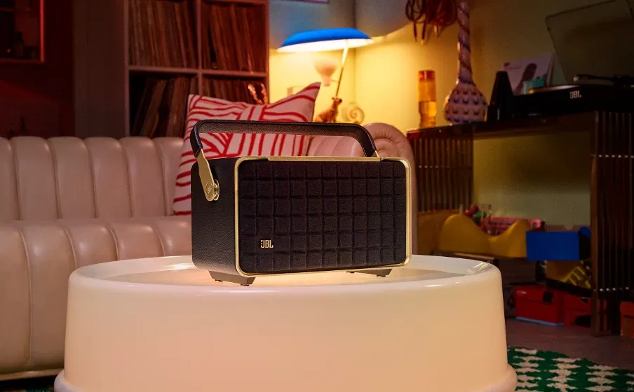 JBL Authentics 300 sobre una mesa en un living