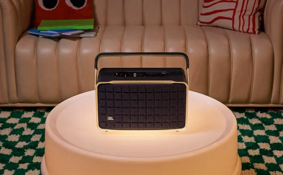 Persona llevando el JBL Authentics 300 de la manilla
