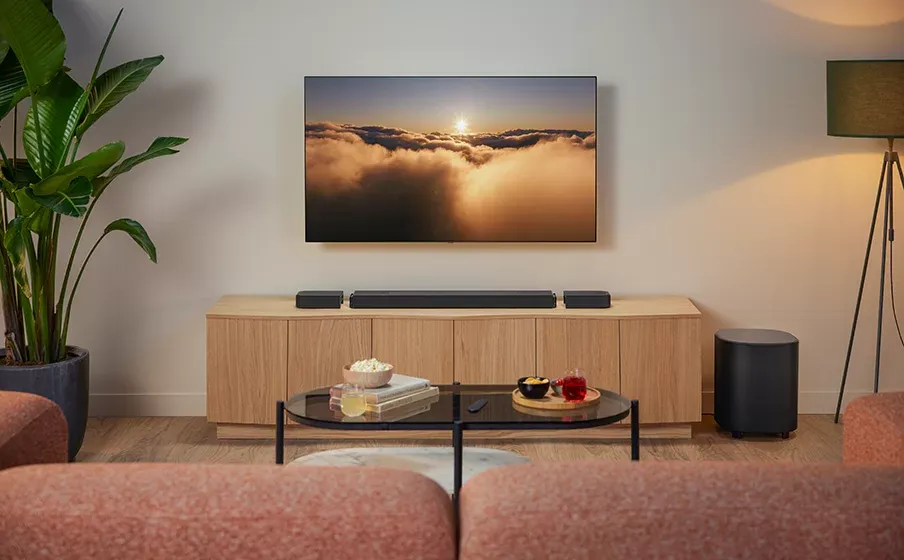 Living con la JBL Bar 1000MK2 bajo el televisor