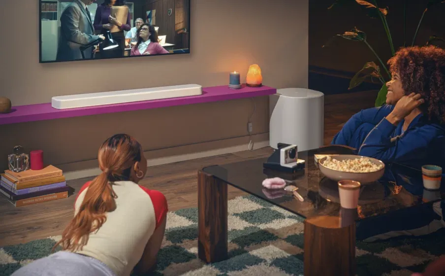 Familia escuchando música en el living con la JBL Bar 500MK2