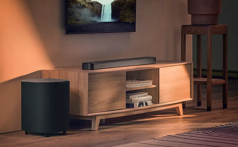 Living con la JBL Bar 500MK2 bajo el televisor y el subwoofer al lado