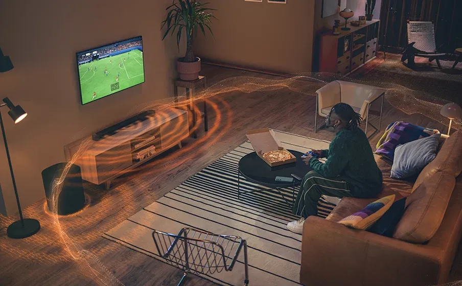 Sonido envolvente de la JBL Bar 500MK2 en una sala viendo fútbol