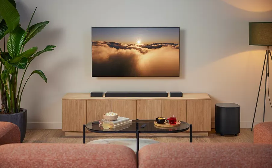 Living con la JBL Bar 800MK2 bajo el televisor