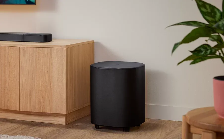 Subwoofer inalámbrico de la JBL Bar 800MK2 junto a un mueble