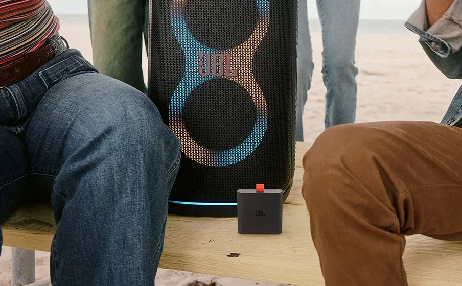Fiesta al aire libre con un PartyBox y la batería JBL Battery 400
