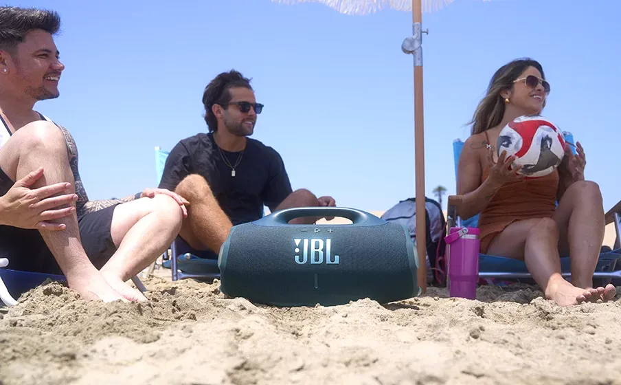 Grupo de amigos en la playa con el JBL Boombox 4