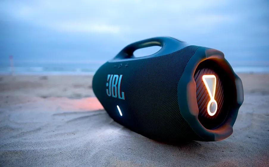 JBL Boombox 4 sobre la arena con el logo iluminado