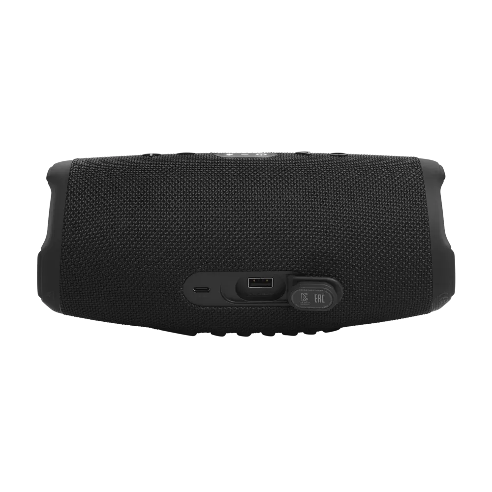 Puertos USB-C y USB-A bajo la tapa trasera del JBL Charge 5 Wi-Fi