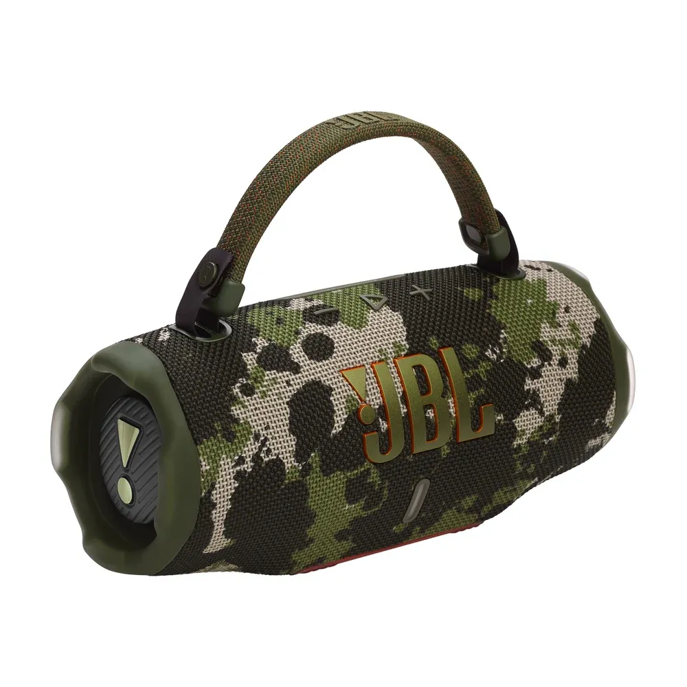 JBL Charge 6 en camuflado, colgando de su correa