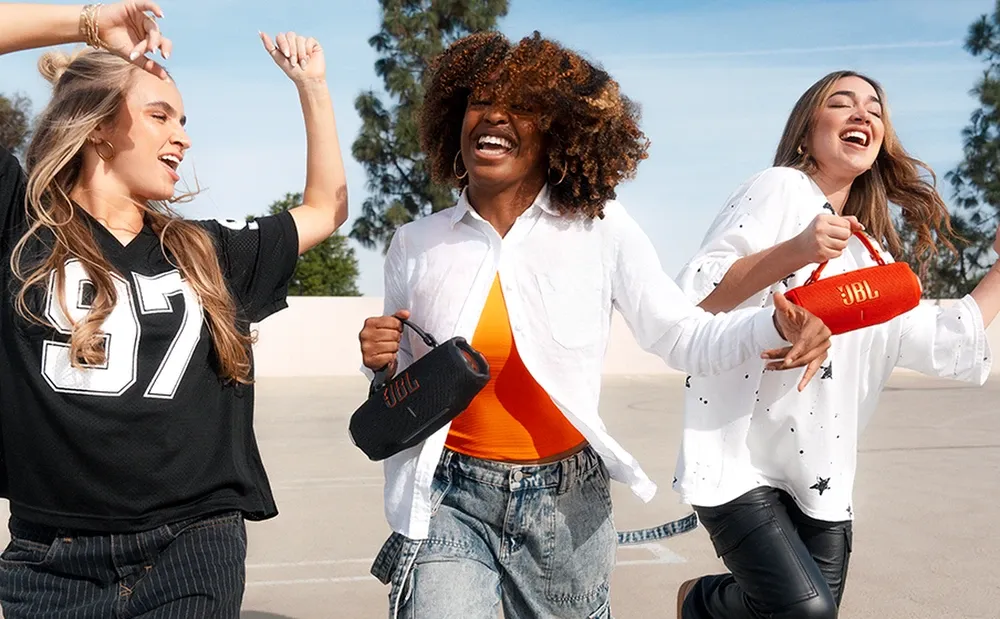 Grupo de amigas bailando con el JBL Charge 6
