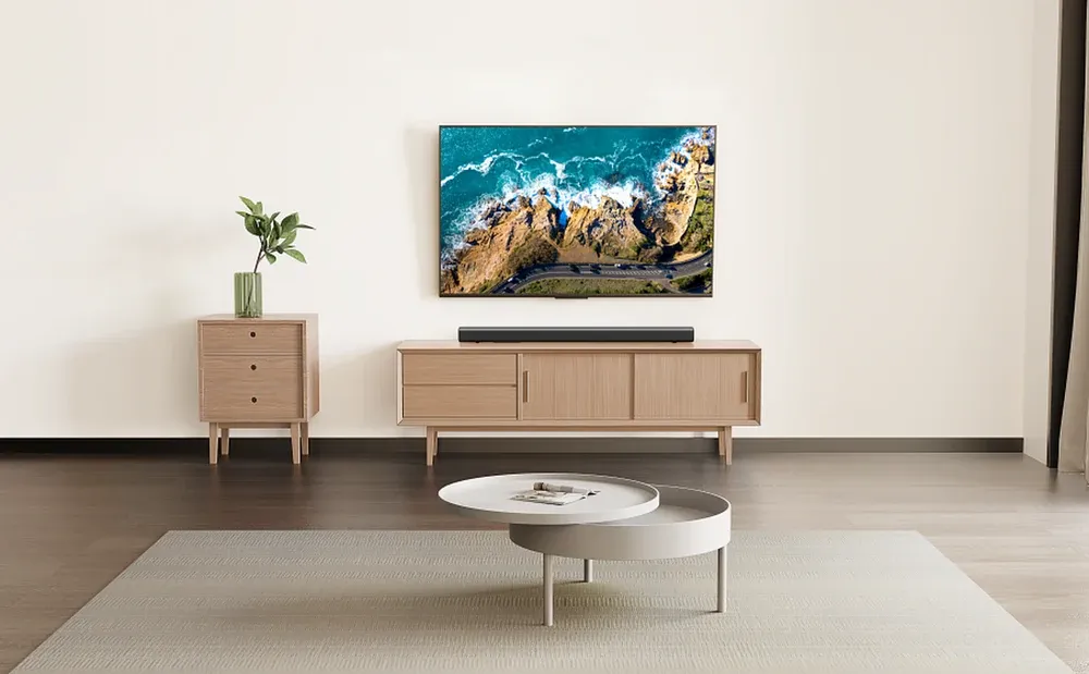 JBL Cinema SB510 instalada bajo un televisor en un living