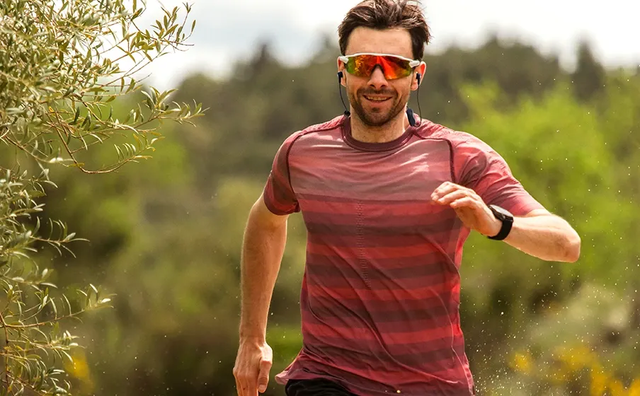 Hombre corriendo al aire libre con audífonos deportivos JBL Endurance Run 3