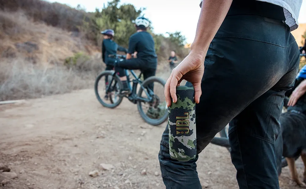 Grupo de ciclistas de montaña descansando con el JBL Flip 7