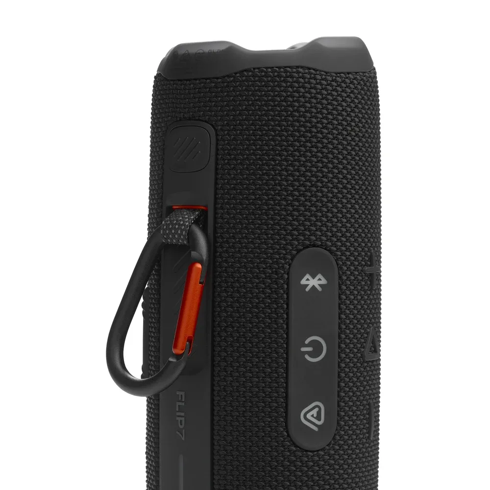 Sistema PushLock del JBL Flip 7 con el mosquetón puesto
