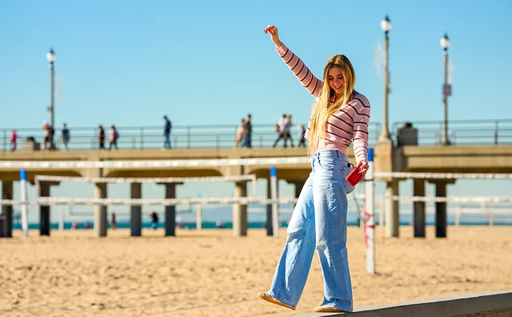Persona caminando por un muelle con el JBL Go 5