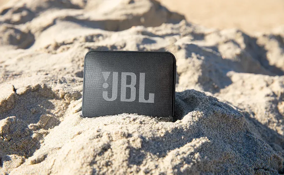 JBL Go Essential 2 negro sobre la arena