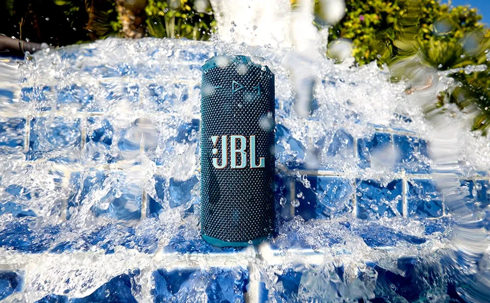 JBL Grip recibiendo el agua de una piscina de lleno