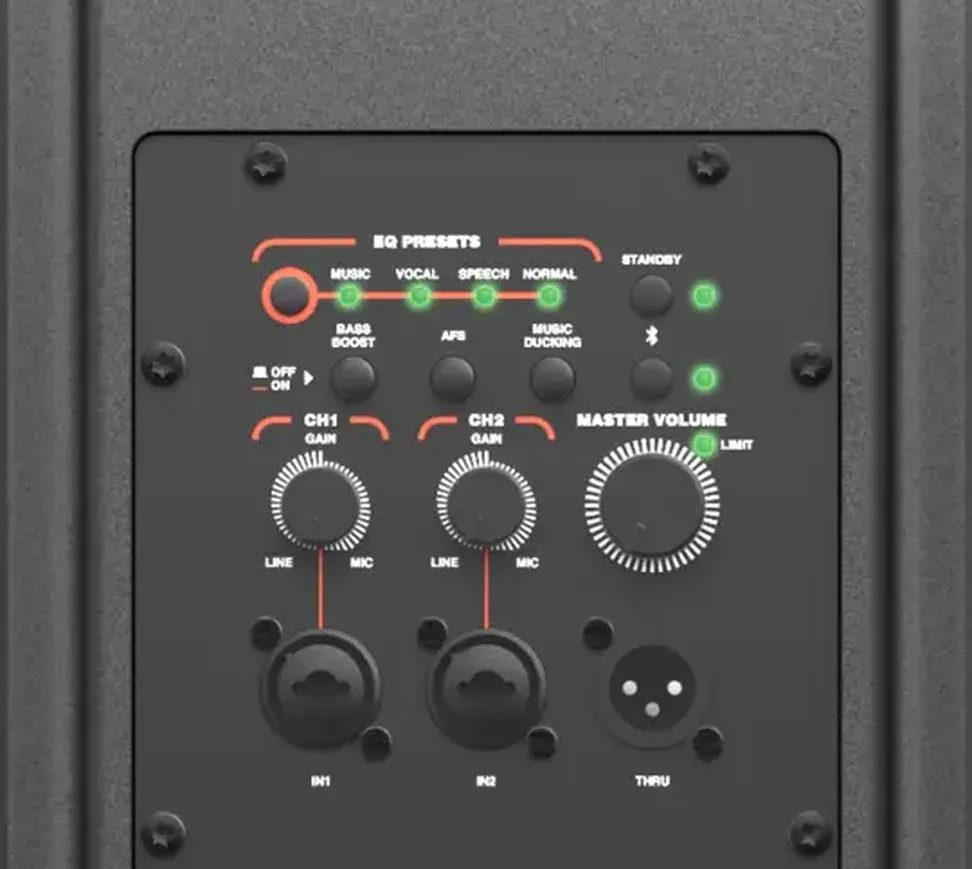 Panel de control del JBL IRX112BT con las dos entradas combo y la salida THRU