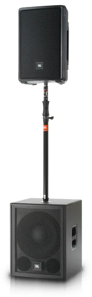 JBL IRX112BT montado sobre poste encima de un subwoofer