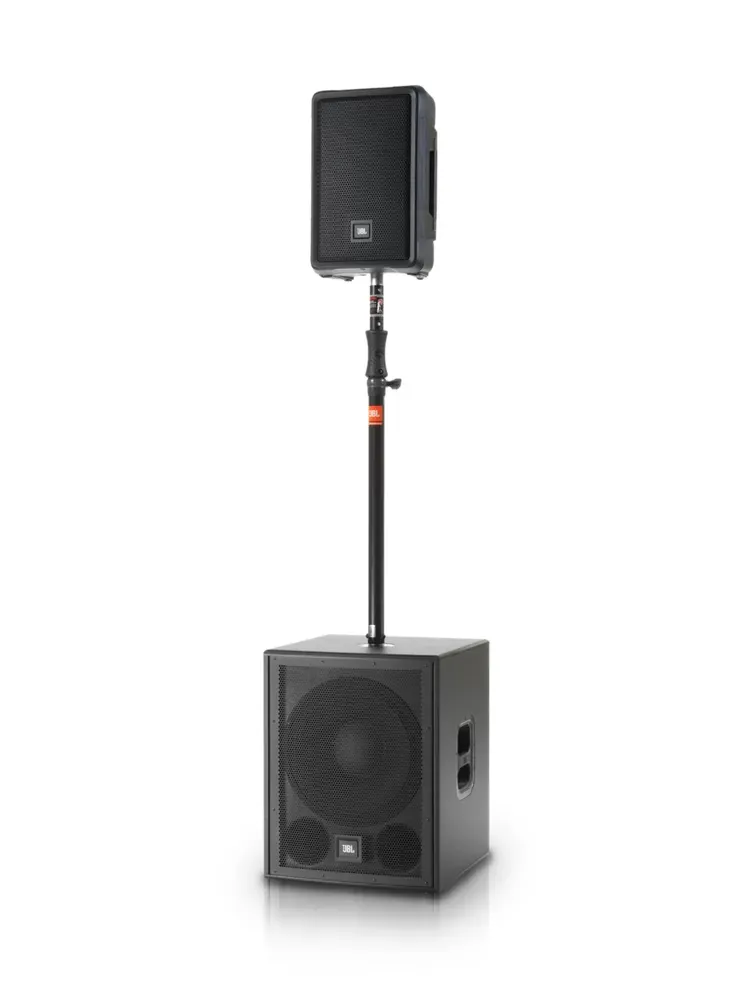 JBL IRX115S con un top montado sobre el poste