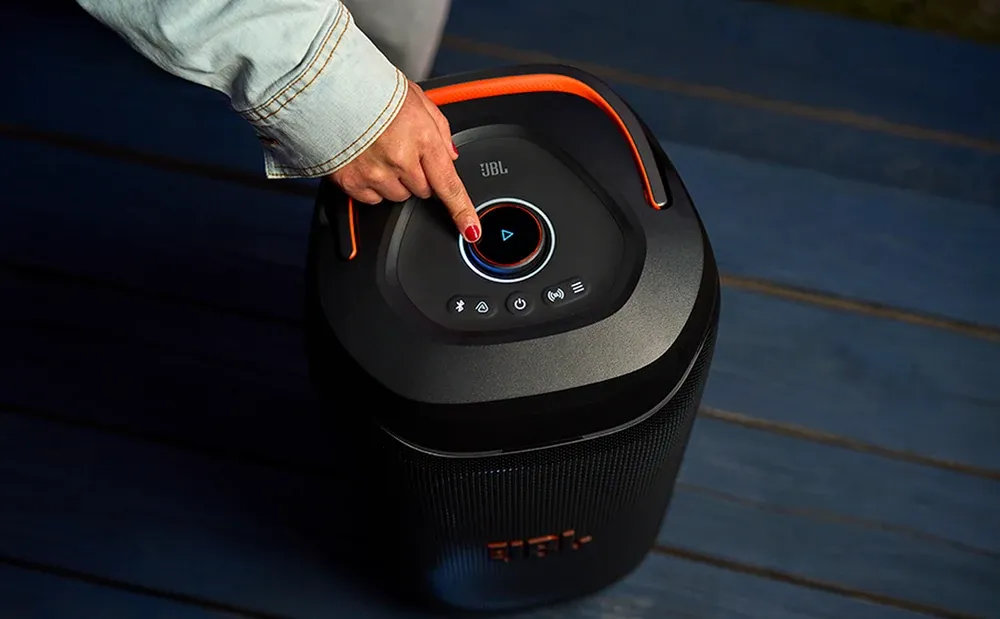Una persona levantando el JBL PartyBox 130 por su asa