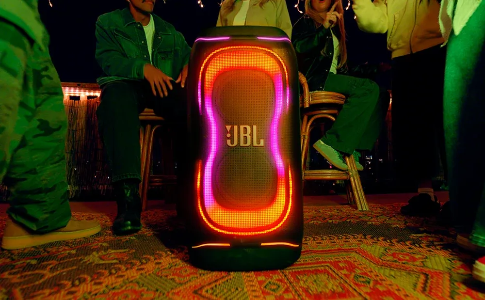 JBL PartyBox 330 iluminado en medio de una fiesta