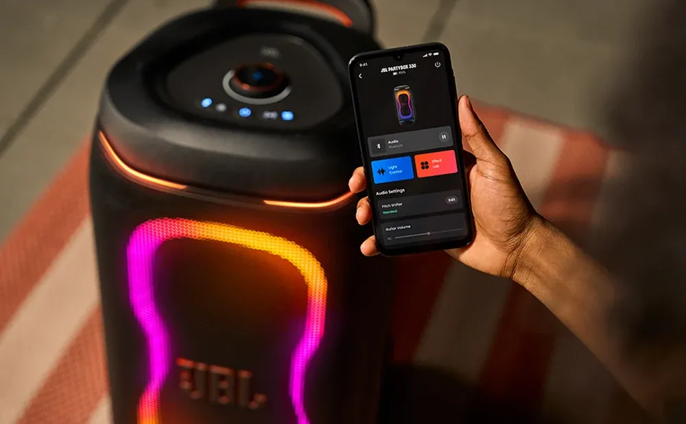 Una persona controlando el JBL PartyBox 330 desde la app en su celular