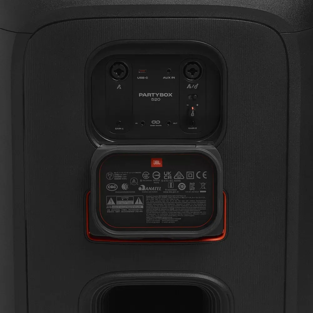 Panel trasero del JBL PartyBox 520 con entradas de micrófono, guitarra y auxiliar