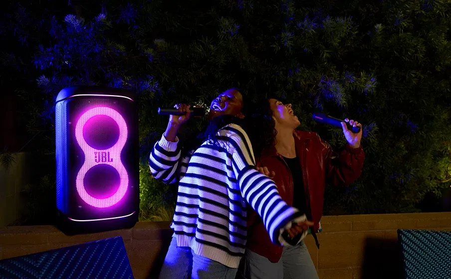 Fiesta al aire libre con el JBL PartyBox 520 iluminado en rosado