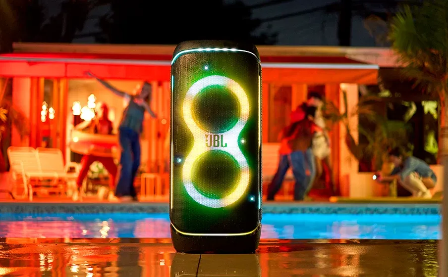 JBL PartyBox 720 junto a una piscina en una fiesta de noche
